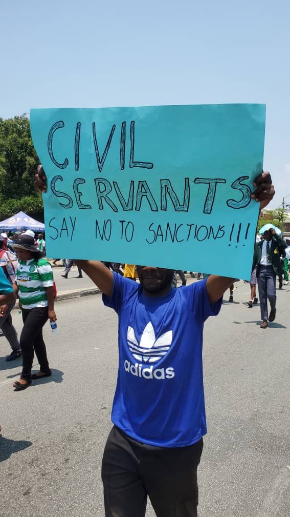 MtisiWelly's tweet photo. Civil servants they are not happy with sanctions imposed to Zimbabwe ,they are living a difficult life bcz of sanctions#ZimSanctionsMustGo https://t.co/tyKcijxxfZ