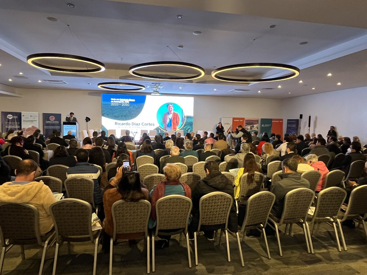 [🔴AHORA]

Enrique Garcilazo, <a href="/Garcilazo_Enri/">Enrique Garcilazo</a> 
Jefe de División y Jefe de unidad de
Política Regional y Rural de <a href="/OECDdev/">OECD Development</a>  entrega unas palabras a los asistentes al seminario,para contextualizar el trabajo que desarrollará OECD en la Primera Misión en #Antofagasta 

<a href="/AllainDupre/">Dorothée Allain-Dupré</a>