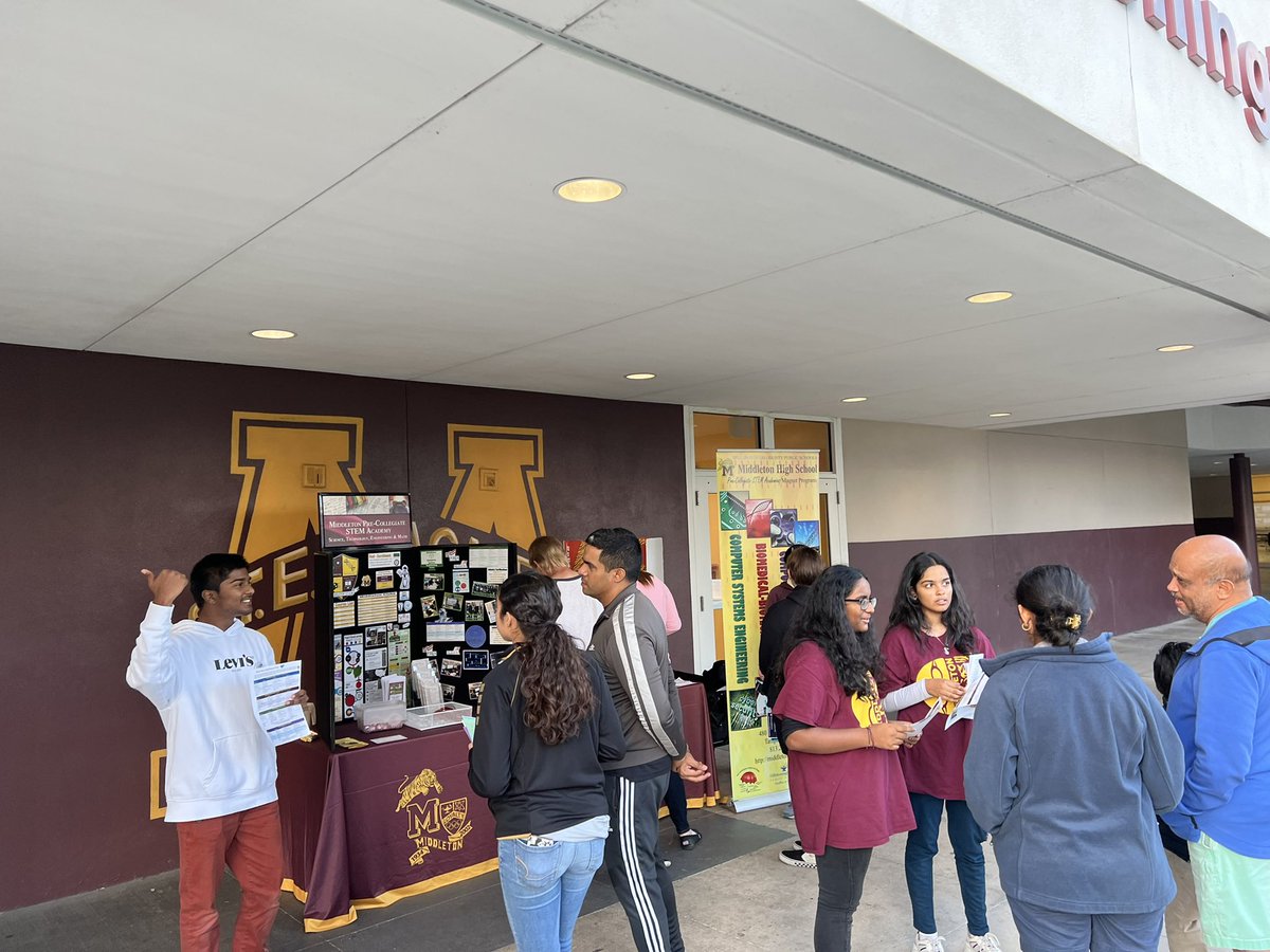 MiddletonSTEM's tweet photo. Sneak Peak 2022-2023 was a success. #TigerLand #TigerFamily 🩺⚙️🎮💻 #STEMschool #4MagnetPrograms #PreparingStudents4Life @SDHCMagnet @HillsboroughSch https://t.co/7e3ewa3C4J