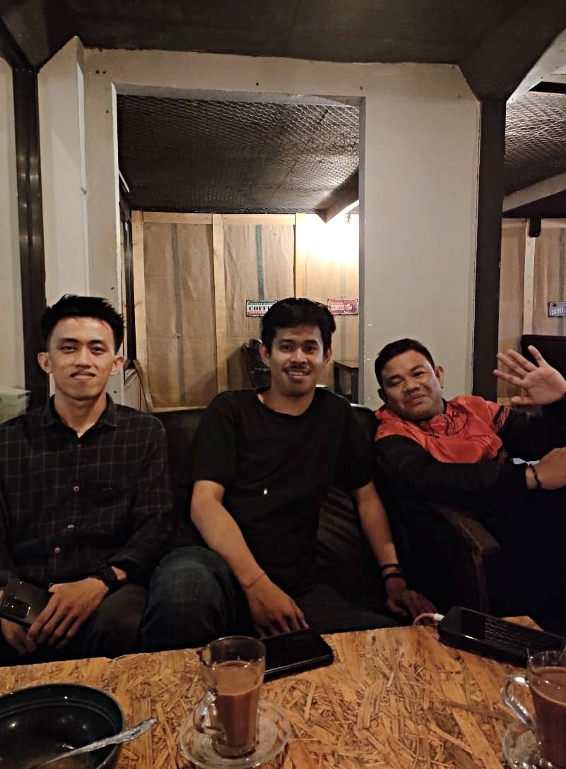 ArmanArmyl's tweet photo. Menikmati waktu luang dalam ruang tuang menuang.
_____
#waktuluang #perkopian #ngopi #nongkrong #filosofikopi #menikmatiwaktu #filosofiteras #ngajihidup #thepowerofsilaturahim #silaturahmitanpabatas #rappang #sidrap #ayokesidrap #sulawesiselatan #sulawesi #armanarmyl https://t.co/aPcShEPPEC