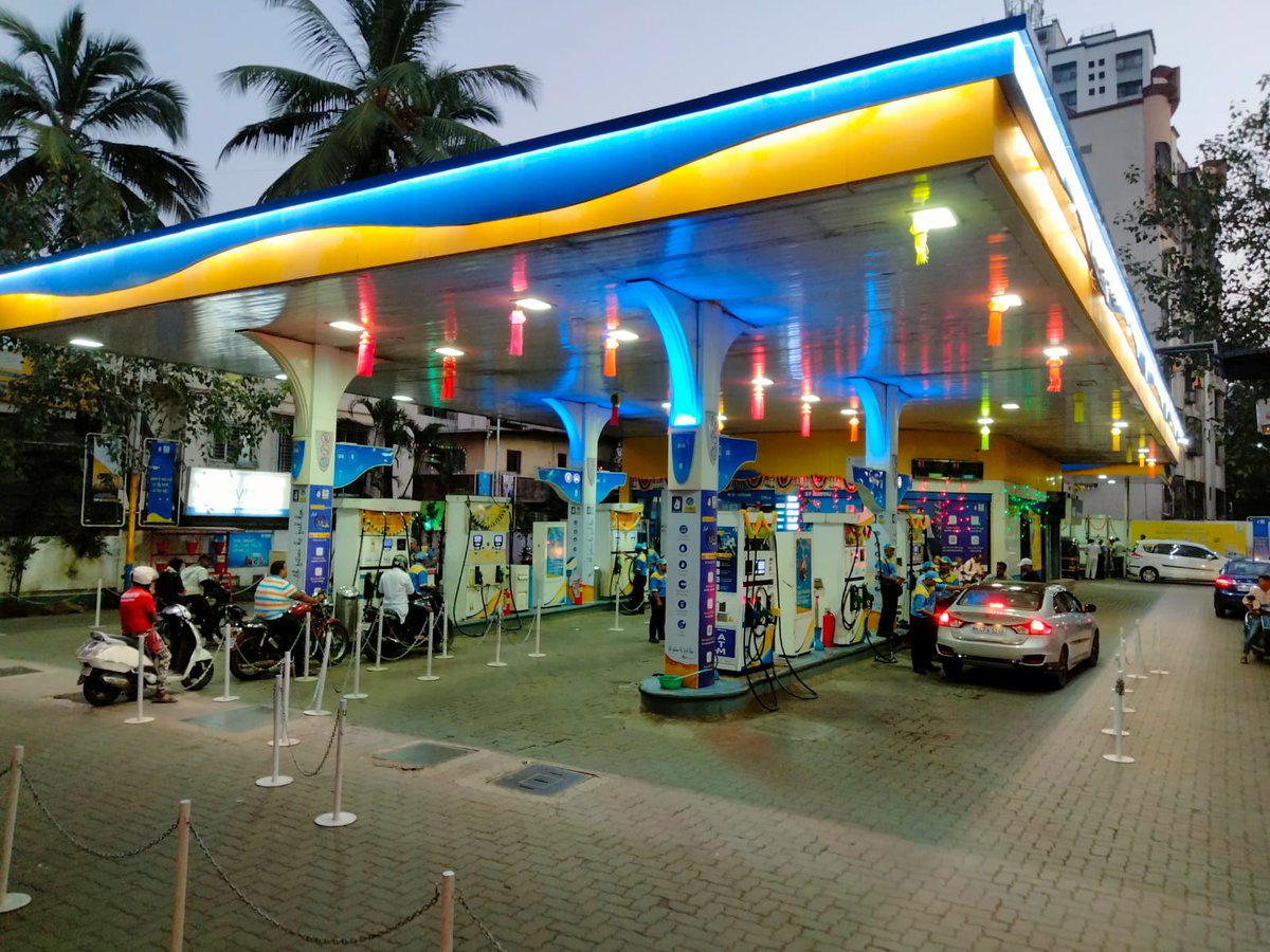 BPCLRETAILMUMB1's tweet photo. Wishing all our valued patrons abundance of joy this Diwali. 
From BPCL team at *BP Kandivali, Mumbai Territory*
#HappyDiwali         
#photooftheday
#powerwithinyou
#PureforSure #BharatPetroleum #BPCLfuelstations #EnergisingLives 
 @BPCLimited @rakeshsinhabpc https://t.co/OeZZ9osi2X