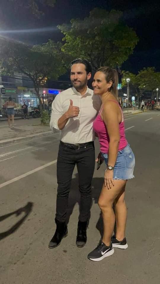 twittterologo's tweet photo. 3er dia de paro
Mujeres posando con el actor colombiano Fabian Ríos más conocido como #Albeiro en la novela #SinSenosSiHayParaiso
El galán de telenovelas está en #SantaCruzBo hace pocas horas salió a recorrer las calles de la ciudad (#Equipetrol) https://t.co/OqzcnHKvqF