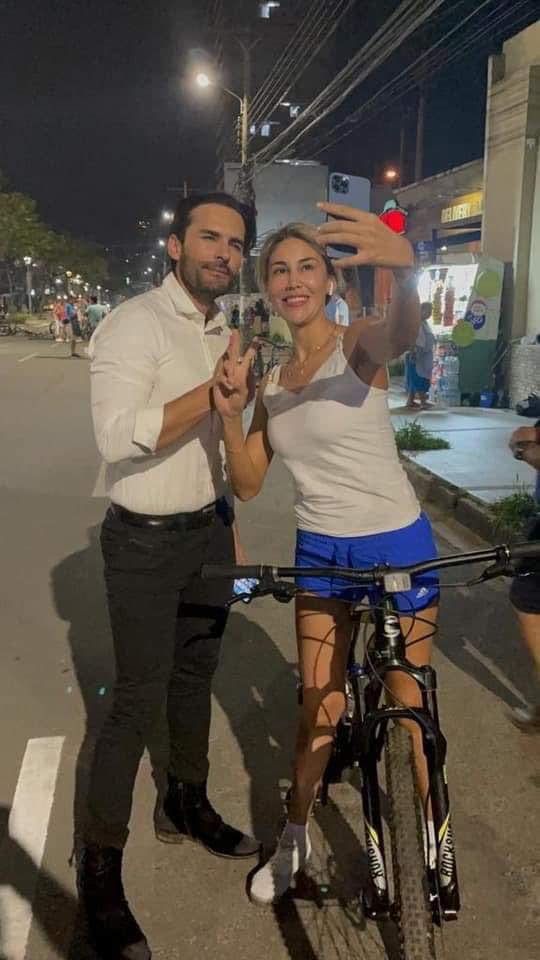 twittterologo's tweet photo. 3er dia de paro
Mujeres posando con el actor colombiano Fabian Ríos más conocido como #Albeiro en la novela #SinSenosSiHayParaiso
El galán de telenovelas está en #SantaCruzBo hace pocas horas salió a recorrer las calles de la ciudad (#Equipetrol) https://t.co/OqzcnHKvqF