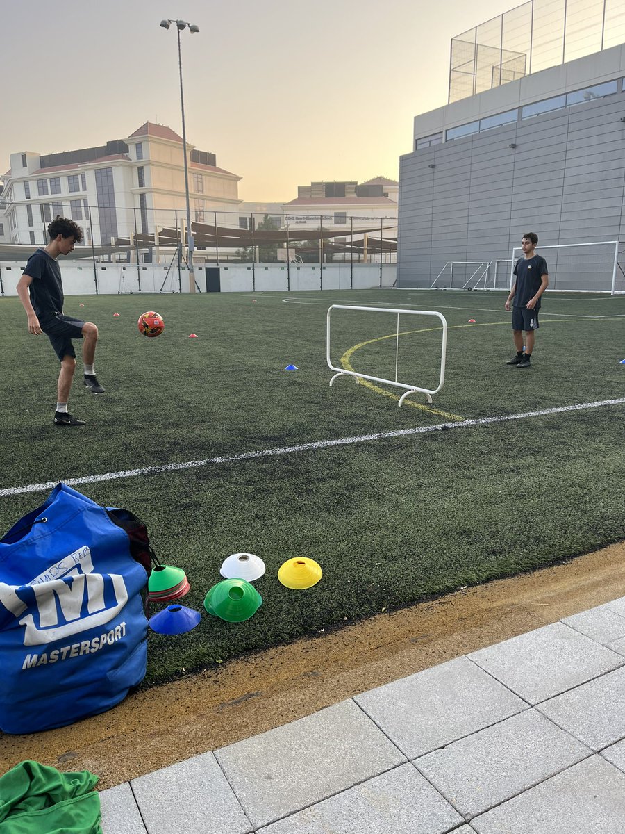 MrBarry41574763's tweet photo. Trying to implement some of my learning into our U19 sessions. Today was a focus on the social aspect of warm ups/ arrival activities in getting players motivated for the session ahead #coaching #WeRGIS #football https://t.co/3TeiIl6tBp