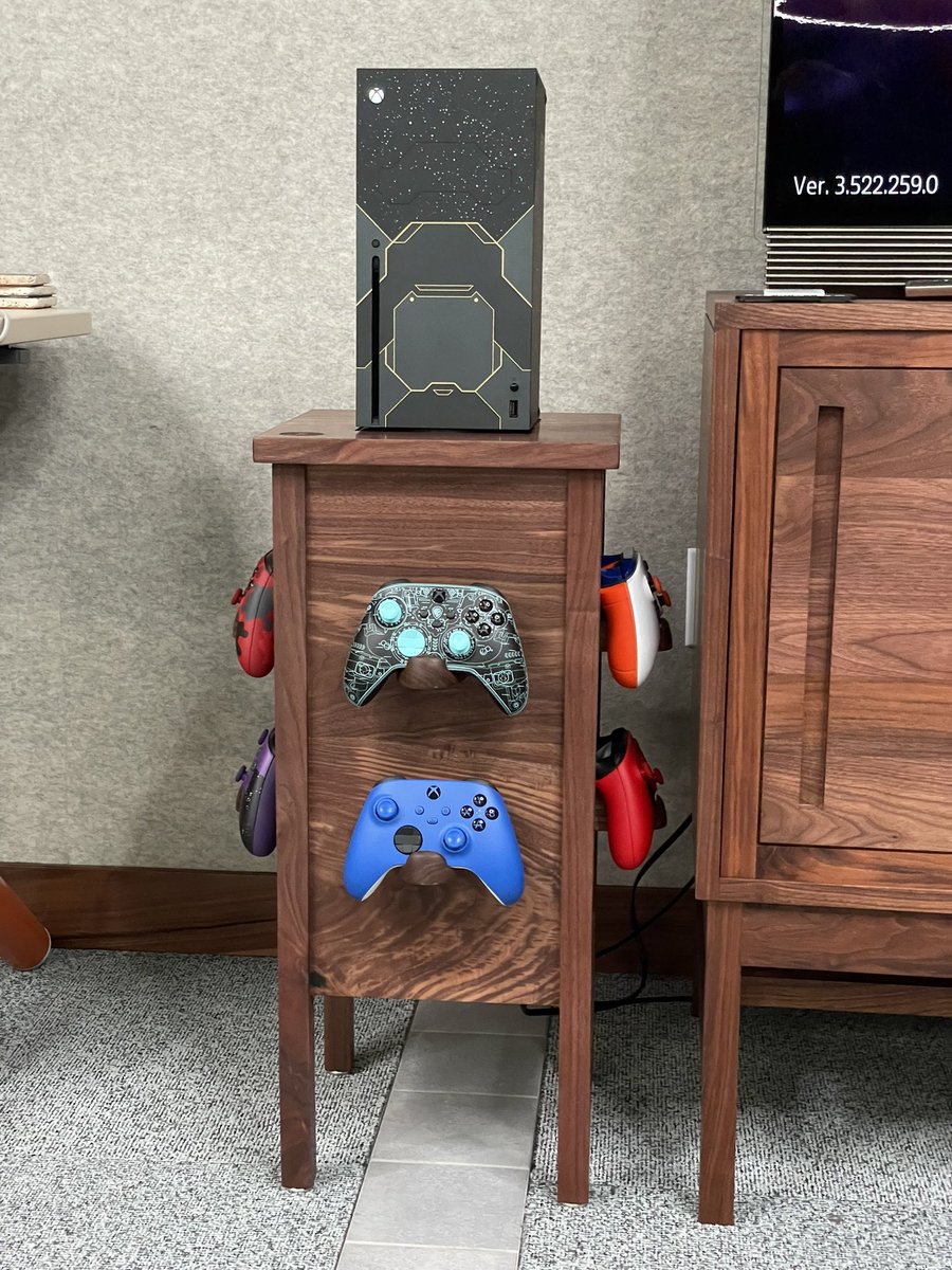 IncTechLab's tweet image. Newest edition to our space, a beautiful custom-made stand for our Xbox Series X Halo Edition and a few of our controllers. Thank you to our partners at Designed for Xbox and to the creators @geekmadedesigns