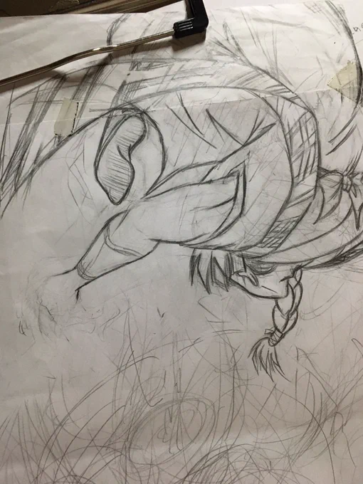 かえるさんの手書き漫画好きです🤣❣️ファンです✨✨背景アナログは凄いです🥹✨  浮腫が酷いので半身浴も兼ねて✊✨笑 紙がシナシナになりますぜ🤣🤣笑笑  複雑な体勢とかはアナログで描いてました😃最近は少しデジタルでやる事も増えましたがっ、  去年の🤣落ちたやつ アナログ、手を諦めてる😂笑笑