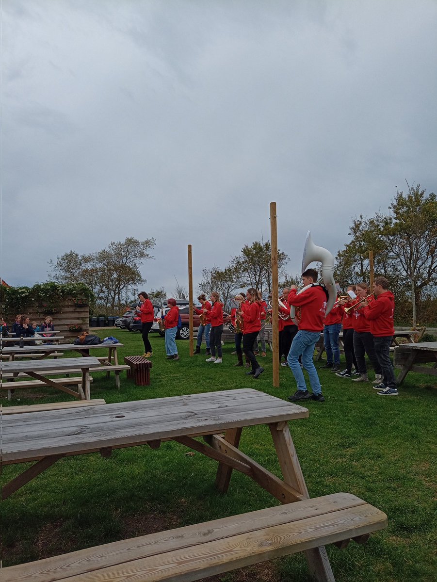 BazuinUtrecht's tweet photo. Net terug van een heerlijk weekend op Ameland met alle Bazuiners. Natuurlijk ook een optreden van de Domkoppen. Een groot feest! https://t.co/qT8U1I532O