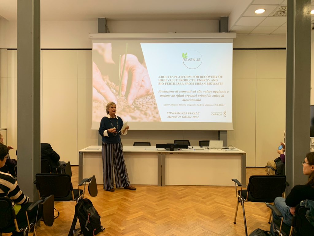 LE2Cluster's tweet photo. In media, lo scarto organico prodotto da ogni individuo è pari a circa 0.5 kg a settimana🥬🥙🍊
Il progetto #REVENUE ha valorizzato gli scarti alimentari con processi di conversione in #bioraffinerie trasformandoli in prodotti #biobased e #bioenergia ♻️

#scartiorganici https://t.co/NIpI6bns7X
