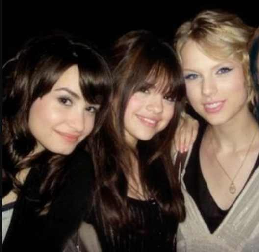 poptime's tweet photo. Eita! Maiores portais de Taylor Swift, Selena Gomez e Demi Lovato na América Latina são desativados após exposed da dona (contendo racismo, piadas pesadas com os artistas, censura e apoio ao Bolsonaro) vir à tona. https://t.co/mmfbGSr7o1