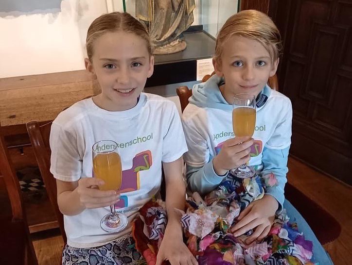 Hoe leuk! Groep 7 heeft een mooie sjaal ontworpen voor de Koe op het biebpleintje in Woerden (want die heeft het natuurlijk wel koud 's nachts). Twee leerlingen mochten de sjaal overhandigen aan de burgemeester in het stadsmuseum! Tevens met zijn allen geproost op de Koeiemart🥂.