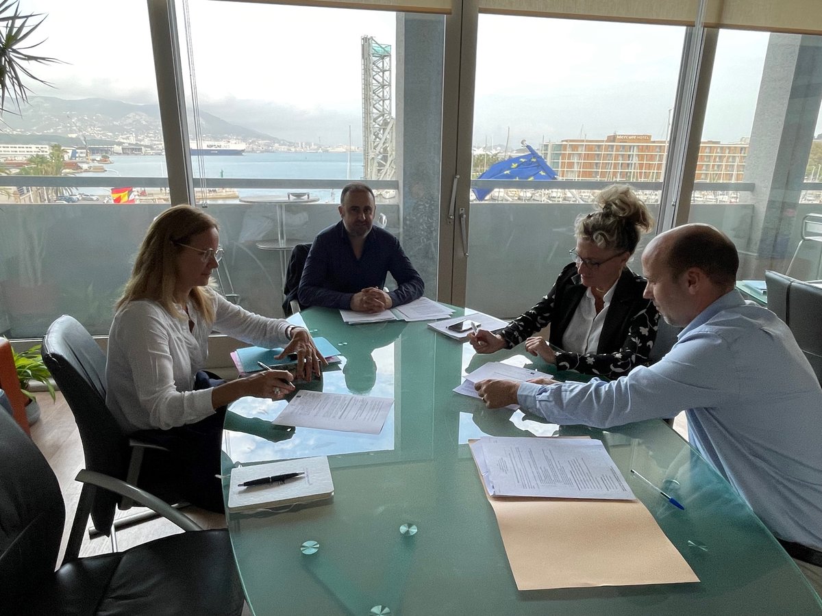 Unicil_Officiel's tweet photo. [Signature] 📝Unicil signe avec la @laseynesurmer une promesse de vente pour la #construction de 26 #logementssociaux sur l'ancienne école Eugénie-Cotton. Un projet phare du #NPNRU qui s'ajoute à d'autres opérations #acquisitionamélioration #constructionneuve pour la ville. https://t.co/aCoBdYyUtW