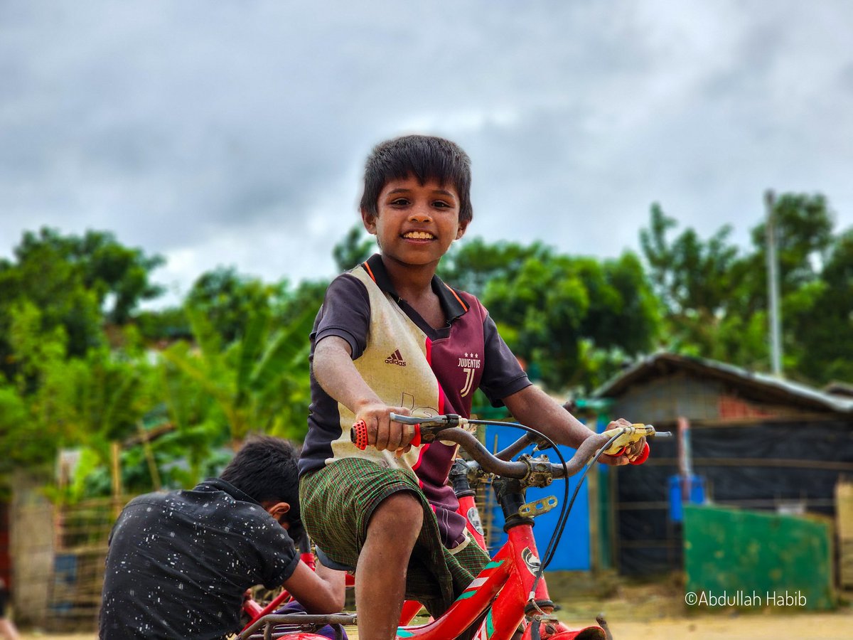 Abdulla_AH7's tweet photo. Omar, 10 yrs old is enjoying the bicycle riding in the camp.
#rohingyarefugee #rohingyacamp #rohingyachildren #rohingyarefugeecrisis #rohingyadailylife #rohingyaculture #refugeephotography #rohingyaphotography #rohingyaphotoproject #rohingyaexodus #photojournalism #photodocument https://t.co/PmN8dAZliH