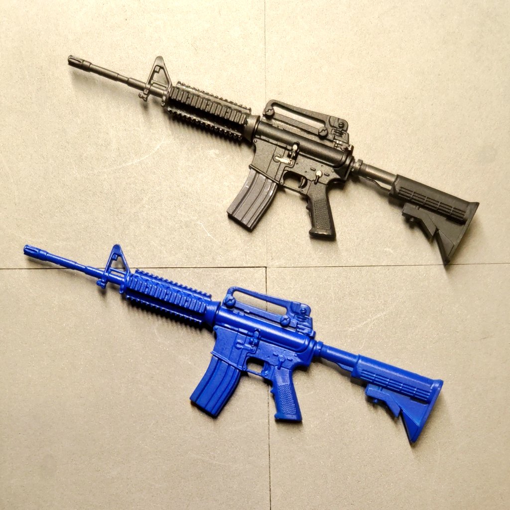 ammocan762's tweet photo. M4を青く塗ってトレーニング用のブルーガン再現してみました。トリガーの後ろの隙間埋めたり、いつも処理してるバリとか合わせ目をあえて残したりしてみました。
#リトルアーモリー 
#リトルアーモリーを装備 
#littlearmory
#m4a1
#ブルーガン
#bluegun https://t.co/UHvnrwKCKo