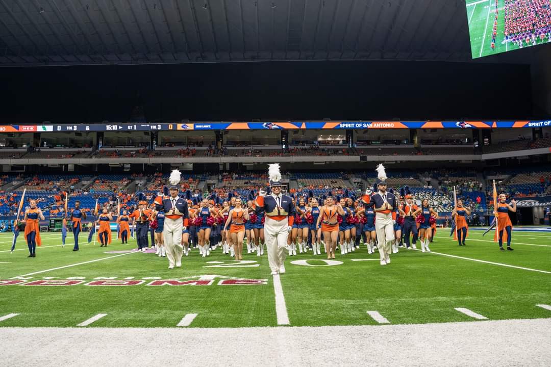 UTSASOSA's tweet photo. Some shots from our big win on Saturday against UNT! We had a great time performing Birdland with the man himself Allen Vizzutti🧡💙
#utsa #utsasosa #gorunners #birdsup
#utsamusic #goingbowling https://t.co/NhYlJ4JaCN
