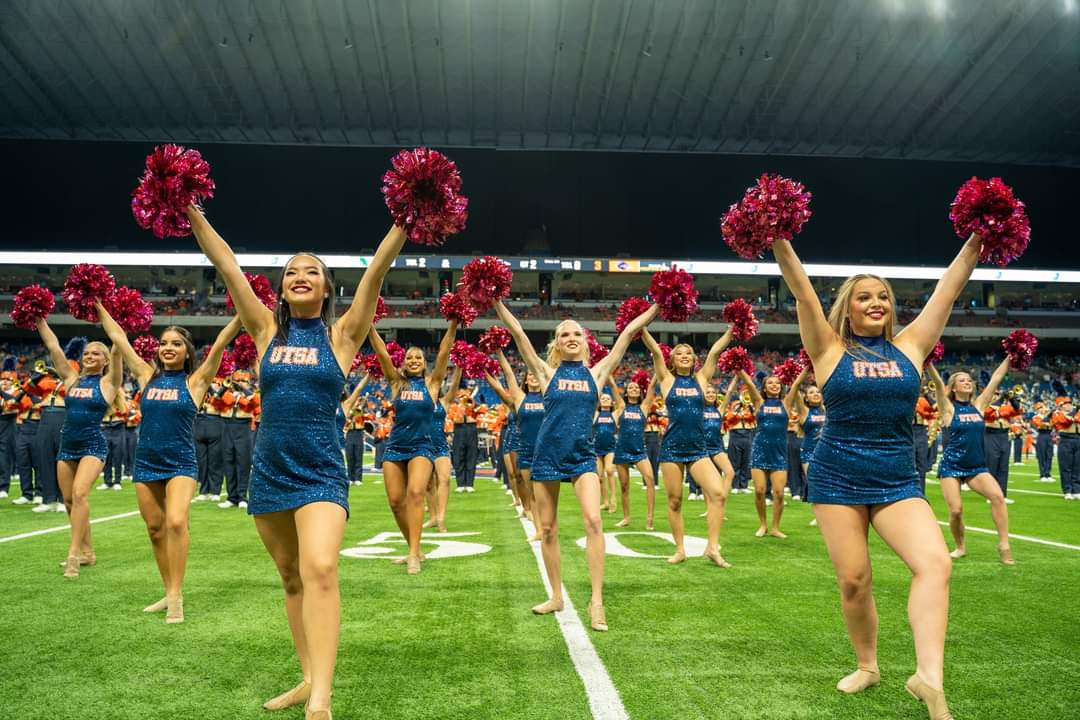 UTSASOSA's tweet photo. Some shots from our big win on Saturday against UNT! We had a great time performing Birdland with the man himself Allen Vizzutti🧡💙
#utsa #utsasosa #gorunners #birdsup
#utsamusic #goingbowling https://t.co/NhYlJ4JaCN