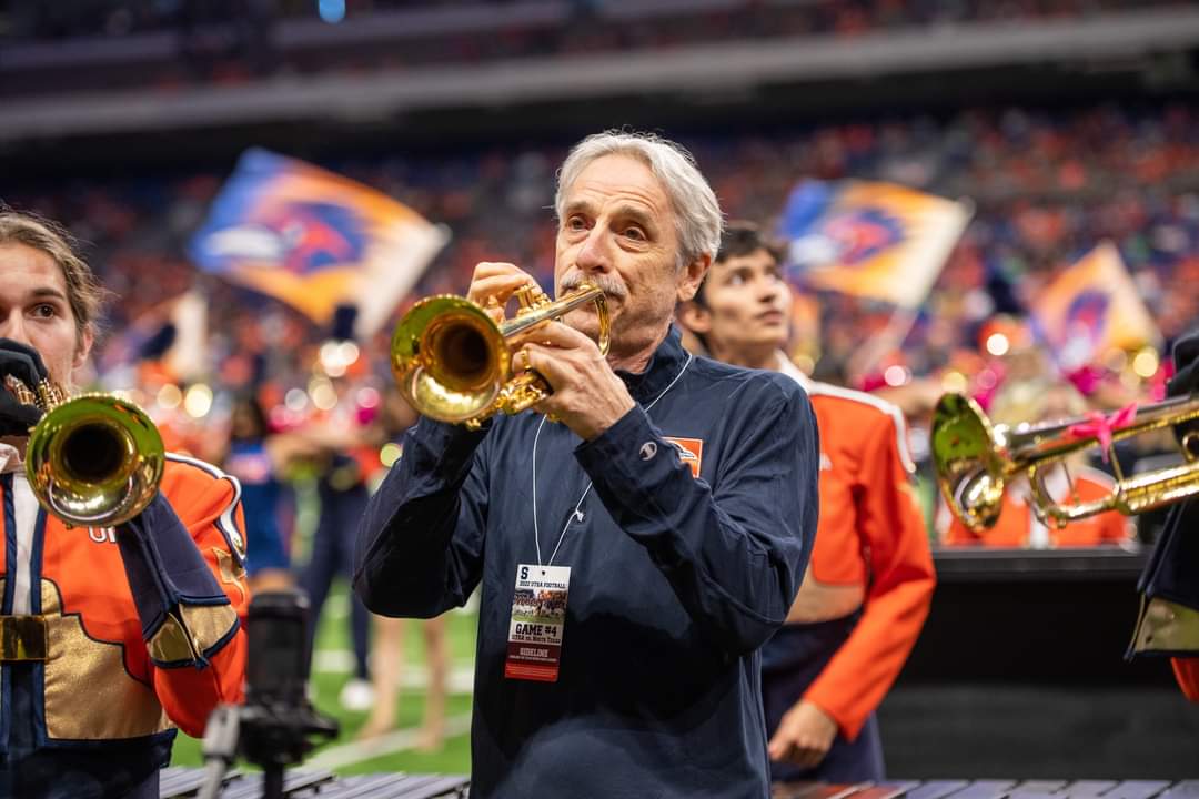 UTSASOSA's tweet photo. Some shots from our big win on Saturday against UNT! We had a great time performing Birdland with the man himself Allen Vizzutti🧡💙
#utsa #utsasosa #gorunners #birdsup
#utsamusic #goingbowling https://t.co/NhYlJ4JaCN