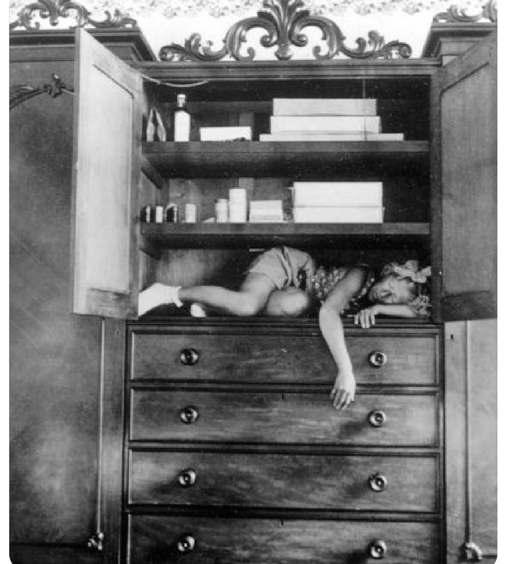 Letnapark's tweet photo. Einmal am Tag 
wirklich sehen.  
Im Ungefähren 
ist das schon viel. 

Rainer #Malkowski 

Daß uns die Bilder nicht ausgehen. 
Daß uns zuletzt 
das Rätsel errettet. 

[Cindy #Sherman v #ClaudeCahun #WomensArt ] https://t.co/3BsyAmOspE
