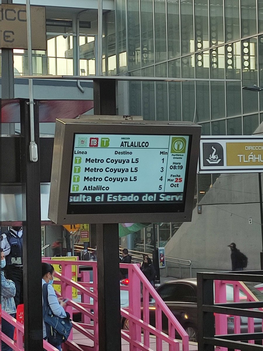 rbk_rg's tweet photo. @MetrobusCDMX @Claudiashein Pasaron 4 minutos y ninguna unidad ha llegado... La imagen sigue indicando que en ese tiempo llegarán y no se ha movido absolutamente nada. https://t.co/HlEljBW7Cv