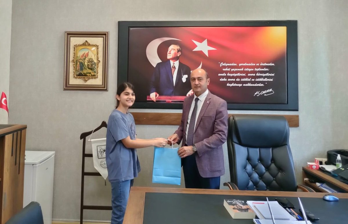 İlçe Milli Eğitim Şube Müdürümüz Osman Şevket İYİ, TÜBİTAK 2204 Ortaokul Araştırma Projeleri Türkiye Finalinde ilçemizi ve ilimizi temsil edecek Hatay BİLSEM öğrenci ve danışman öğretmenlerini kabul ederek hediyelerini verdi.

<a href="/tcmeb/">Millî Eğitim Bakanlığı</a>
@seyitalibuyuk
<a href="/AhmetTecimen/">Ahmet Tecimen</a>
<a href="/osmansevketiyi/">Osman Şevket İYİ</a>