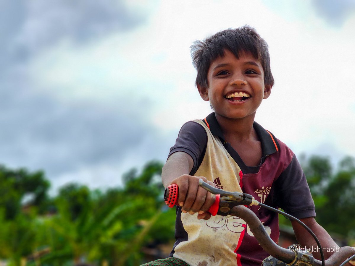 Abdulla_AH7's tweet photo. Omar, 10 yrs old is enjoying the bicycle riding in the camp.
#rohingyarefugee #rohingyacamp #rohingyachildren #rohingyarefugeecrisis #rohingyadailylife #rohingyaculture #refugeephotography #rohingyaphotography #rohingyaphotoproject #rohingyaexodus #photojournalism #photodocument https://t.co/PmN8dAZliH
