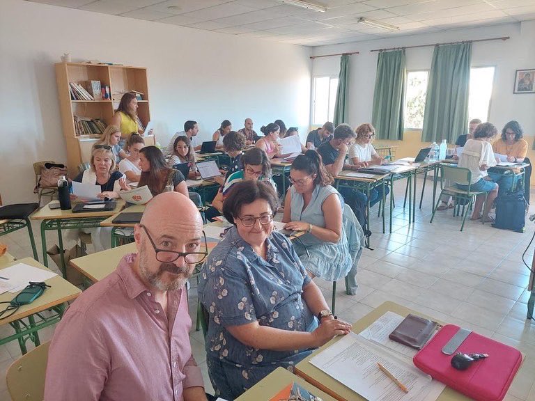 SJO_CC's tweet photo. Aquest cap de setmana els professors de l'escola hem aprofitat l'oportunitat d'assistit al curs impartit per la professora María Josefa Bautista-Cerro Ruiz, experta en sostenibilitat. https://t.co/CyD2hWNNuS