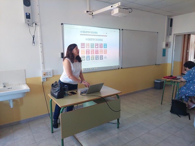 SJO_CC's tweet photo. Aquest cap de setmana els professors de l'escola hem aprofitat l'oportunitat d'assistit al curs impartit per la professora María Josefa Bautista-Cerro Ruiz, experta en sostenibilitat. https://t.co/CyD2hWNNuS