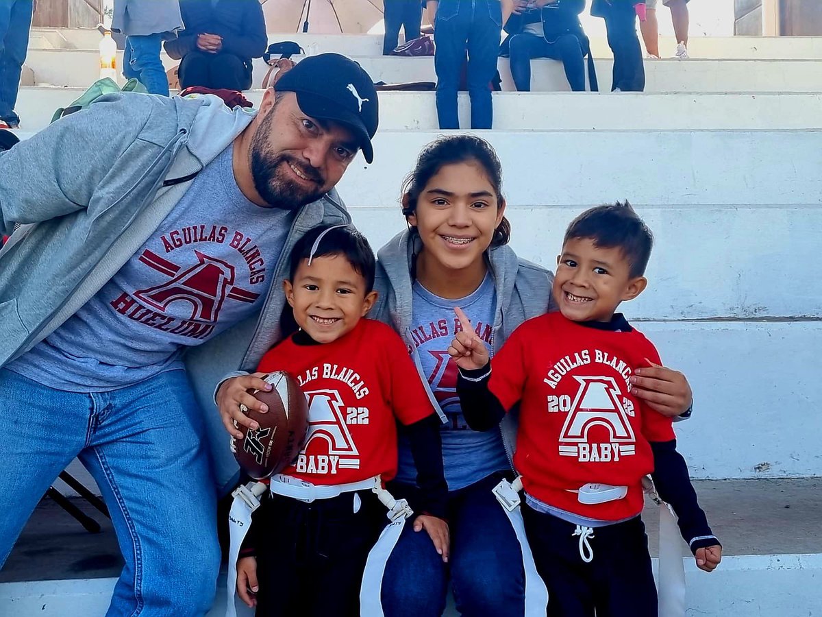 Feliz de acompañarlos y ver cómo van creciendo y disfrutando su nuevo deporte 🏈🏈 los amo mis traviesos favoritos 🙋🏻‍♂️🧔🏻🙋🏻‍♂️💗🤩 #MartesDeTuitAMano #ipn #aguilasblancas <a href="/AguilasIPN/">Águilas Blancas IPN</a> <a href="/papapepepush/">Papa Pepe Push</a> <a href="/kikitamari/">Mary 😘</a> 🥰