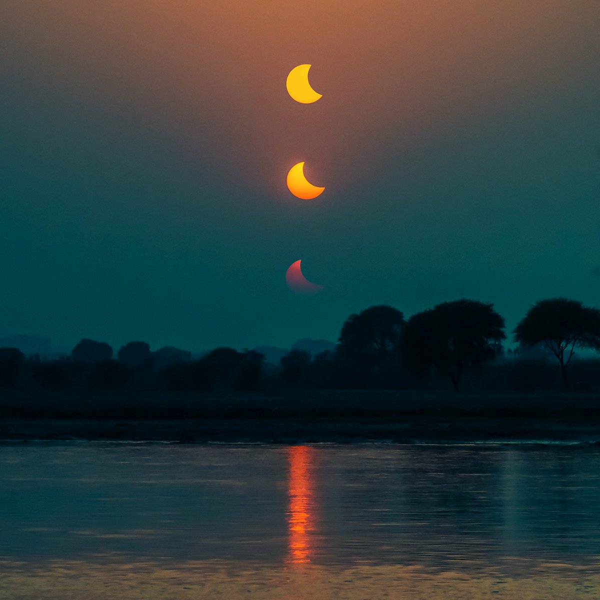 amanarora1994's tweet photo. Sunset + Solar Eclipse = Epic Shots
#SolarEclipse #SolarEclipse2022 https://t.co/LWhdVFzFM8