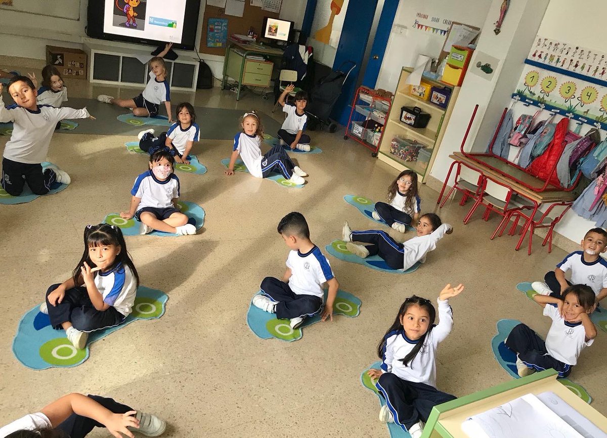 StaLuisaM's tweet photo. 3ºEI: participamos en el taller “Me muevo en verde” de @mancoeduca sobre los medios de transporte 🚙🚲🚌y la contaminación. Lo pasamos genial con el cuento y el juego de los coches #ConstruimosSueñosDePaz🕊️
#TESELA
#ColegiosHHCC
#EducaciónVicenciana https://t.co/abYzZewXMv