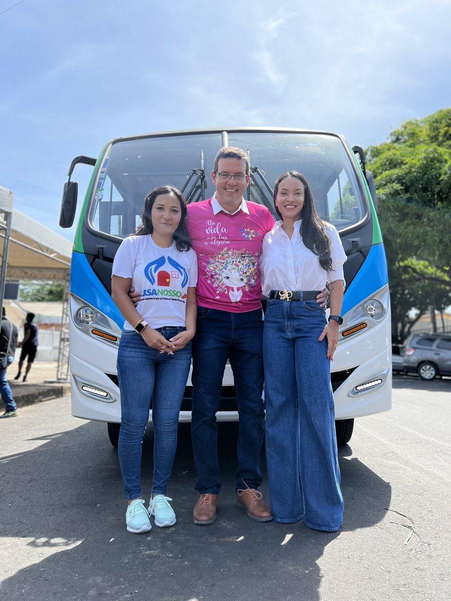 rayssa_furlan's tweet photo. A @PMMacapa acaba de entregar um ônibus novinho para a Casa Nosso Lar, o equipamento conta com acessibilidade e ar condicionado.

Vamos receber com todo o carinho os pacientes do TFD que vem em busca de tratamento em Macapá. https://t.co/WCRhlkzEKG