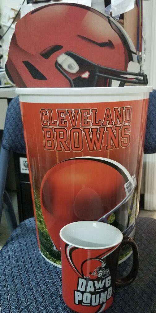 GoBrowniesLive's tweet photo. 🚨Giveaway!🚨Last chance!! Our friends at 4th and Goal are giving away a great prize package! Includes a #Browns wall art helmet, a waste basket, and a Dawg Pound mug. 
Easy to win! 
1. Retweet this post.
2. Follow The Here We Go Brownies twitter page! 
That easy! 😎 https://t.co/ZH23UPRQCN