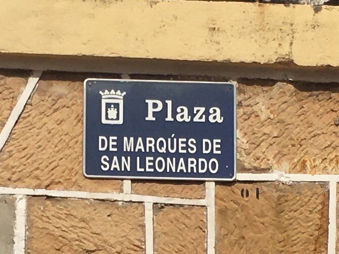 lc_pastor's tweet photo. Ya es tiempo de que @Ayto_Soria sustituya el nombre y la placa de: ‘Plaza de Marqués de San Leonardo’. En #CallejeroenFemenino de #BA2C_D de @iesmachado tienen pistas para el nuevo nombre https://t.co/89vBAuiTSd #MemoriaHistórica https://t.co/UUatsHFDv8