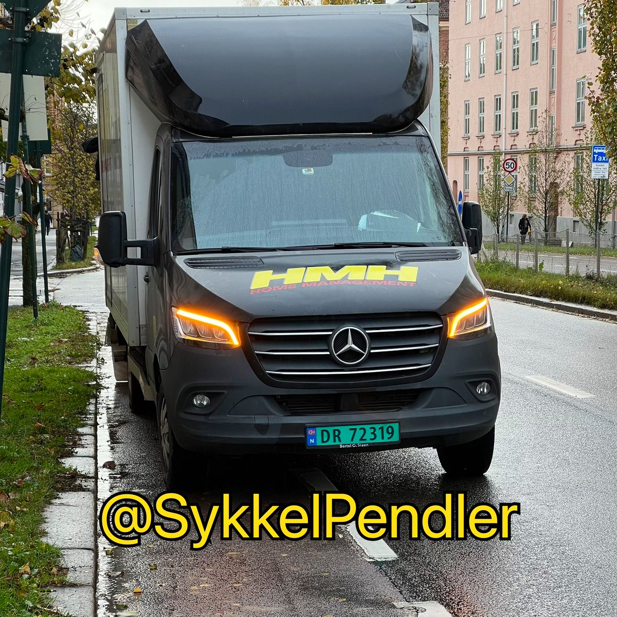 sykkelpendler's tweet photo. #ShitParkingAward sticker winner! Congratulations 🎉 “Professional” movers 🇳🇴 #DR72319 / https://t.co/A5r4PkyxcG parked in cycling lane and bus lane #oslo #lorrywanker https://t.co/c81En3W4GQ