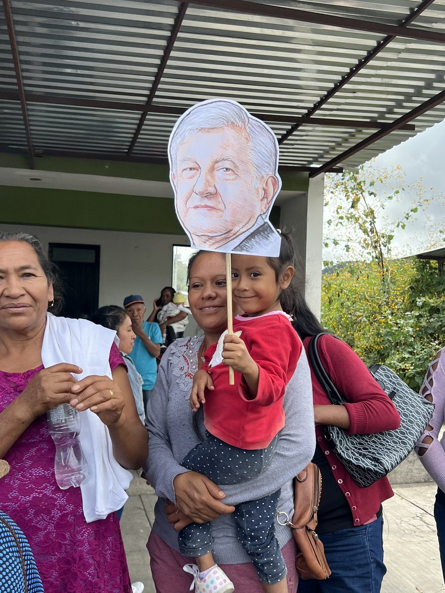 tori_noticias's tweet photo. No hay ninguna duda: la gente quiere mucho al presidente @lopezobrador_

Amor con amor se paga❤️

¡Excelente martes! https://t.co/0XrzFjNOZd