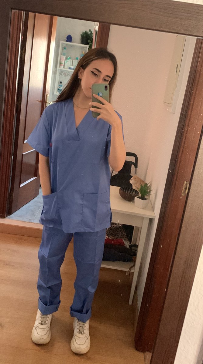 lilithartv's tweet photo. Me ha llegao el uniforme de las prácticas, not a look la verdad https://t.co/tfeFNvXFpd