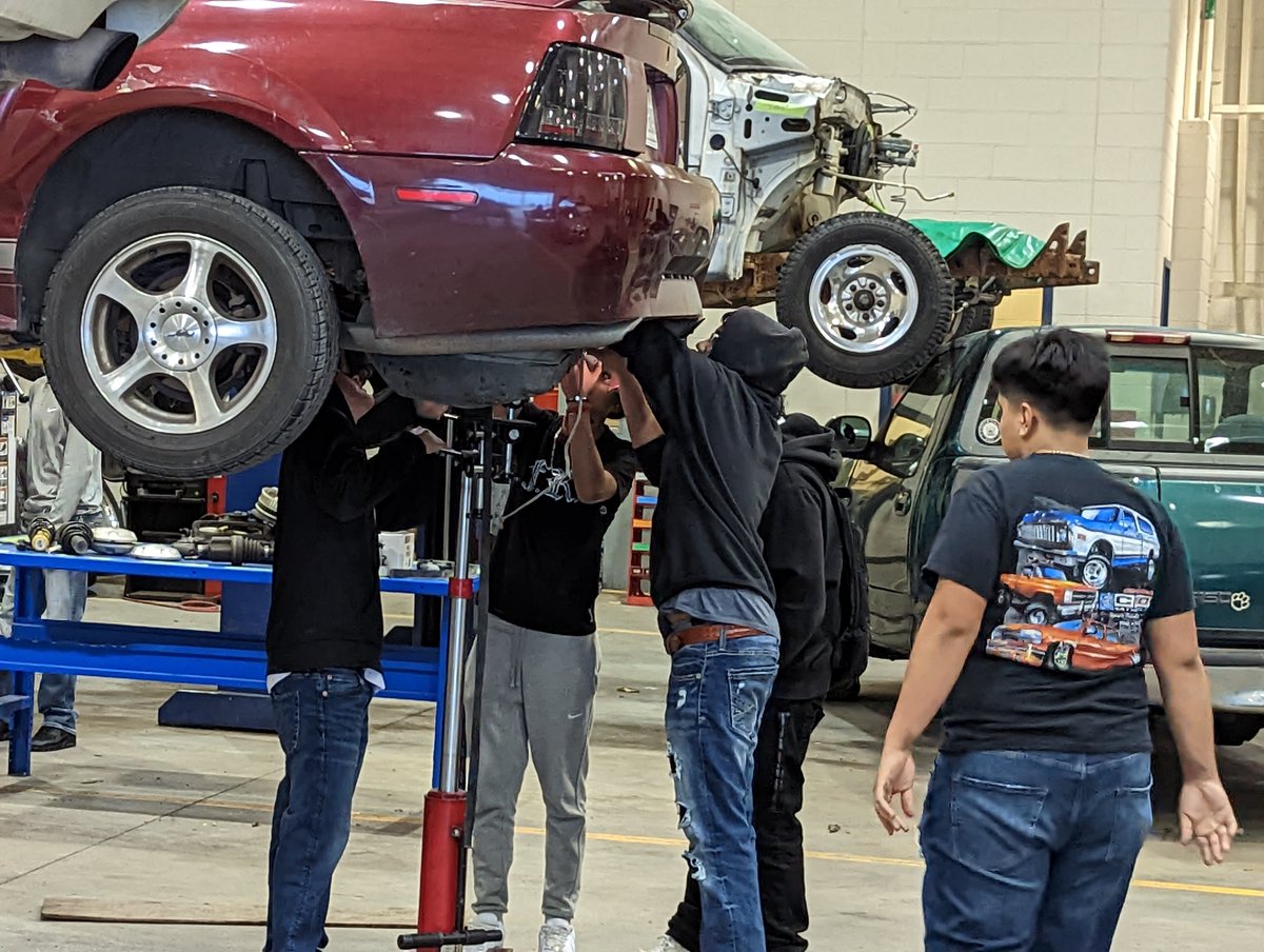 DvilleHSAuto's tweet photo. A few picture from Fridays training. Keeping students busy and vehicles running. https://t.co/TEFBDyWbjK