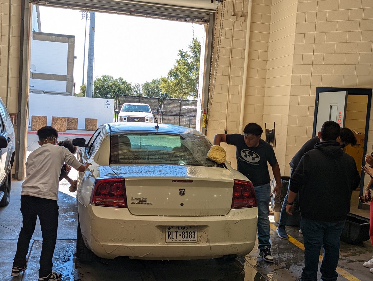 DvilleHSAuto's tweet photo. A few picture from Fridays training. Keeping students busy and vehicles running. https://t.co/TEFBDyWbjK