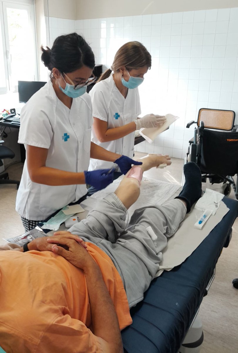 apicslleida's tweet photo. 🗣️La consulta de ferides complexes de l'@apicslleida atén una mitjana de 75 visites setmanals presencials.

🩹El servei es presta al #CUAP de Prat de la Riba des de 2019 i atén lesions que no cicatritzen correctament o altes hospitalàries de pacient amb ferides d'alta complexitat https://t.co/YH26dJuVlL