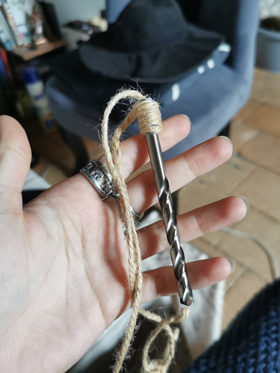 haboulassia's tweet photo. Une des missions du road trip en Ecosse : trouver un grigri à accrocher dans le van.
La banquette a pété pendant le voyage, un gentil monsieur dans un magasin nous a aidé à la reparer avec les outils du magasin. On a payé que la *drille* et les vis... Le grigri était évident 😍 https://t.co/Ji1UHKh42P