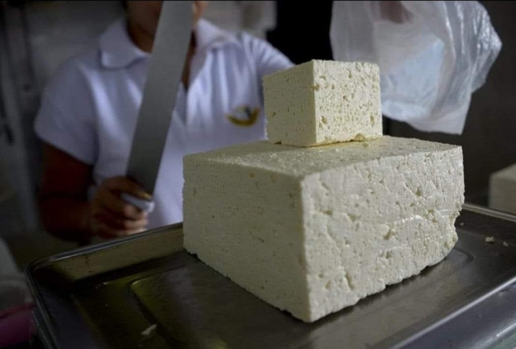 JavierAArroyoM's tweet photo. ¡Comer queso ya es un lujo! El kilo cuesta #22mil pesos.

En tiendas la libra de queso esta a 11 mil pesos, por lo que comer queso se han convertido en un lujo para muchos e imposible de comprar para los del campo. ¿que políticas hay para mitigar esto, respetada @CeciliaLopezM? https://t.co/7qULO0quI0