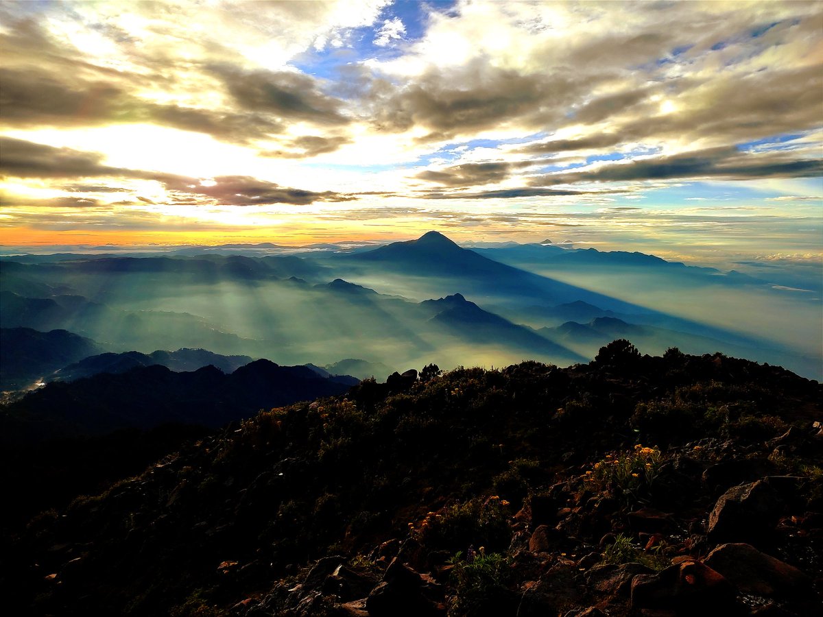 elchutysalvador's tweet photo. Que bonito lo bonito #Trepandocerros ⛰️🌋 https://t.co/SeKv6PrJTZ