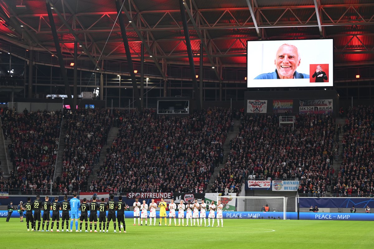 Das ganze Stadion erinnert mit einem großen Applaus Dietrich Mateschitz.

Danke für alles, danke Didi!