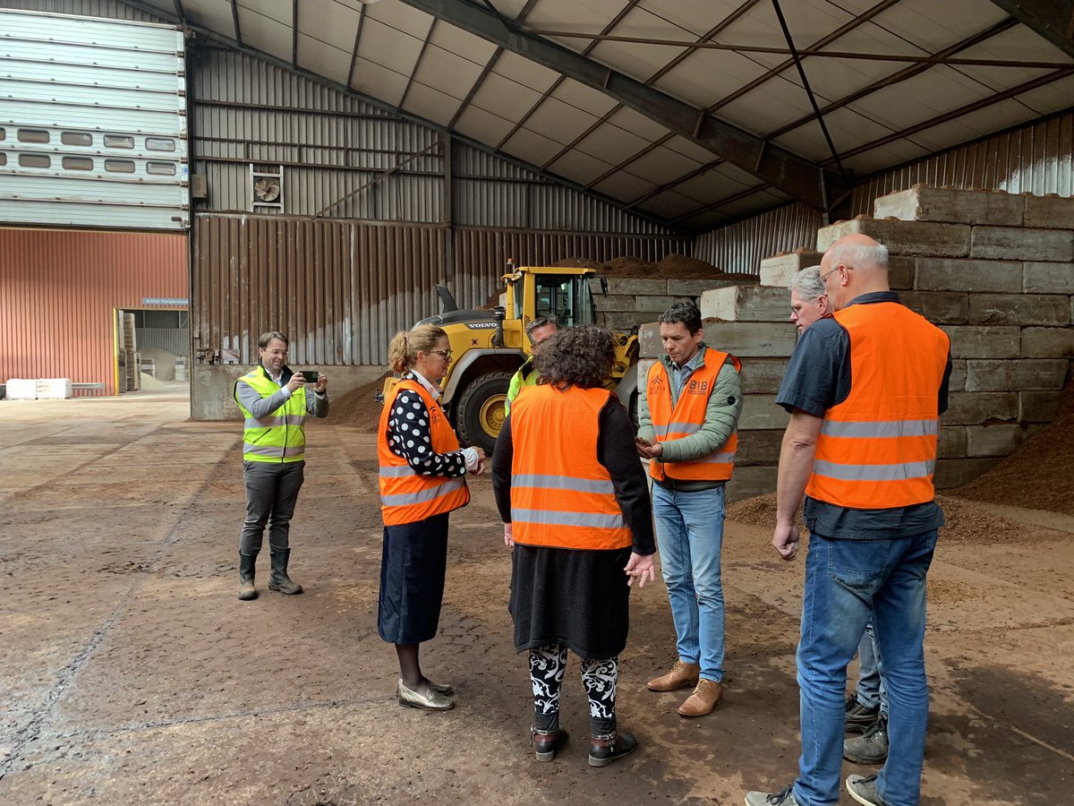 BBBZuidHolland's tweet photo. Vanmiddag heeft onze TK fractievoorzitter @lientje1967 , samen met aantal kandidaat Statenleden van @BBBZuidHolland en VPN bezoek gebracht aan BVB Substrates in De Lier. Bedrijf vol innovatie op gebied van substraten en belangrijk voor kassenteelt in onze provincie. #jijweisamen https://t.co/00C8vHS35E