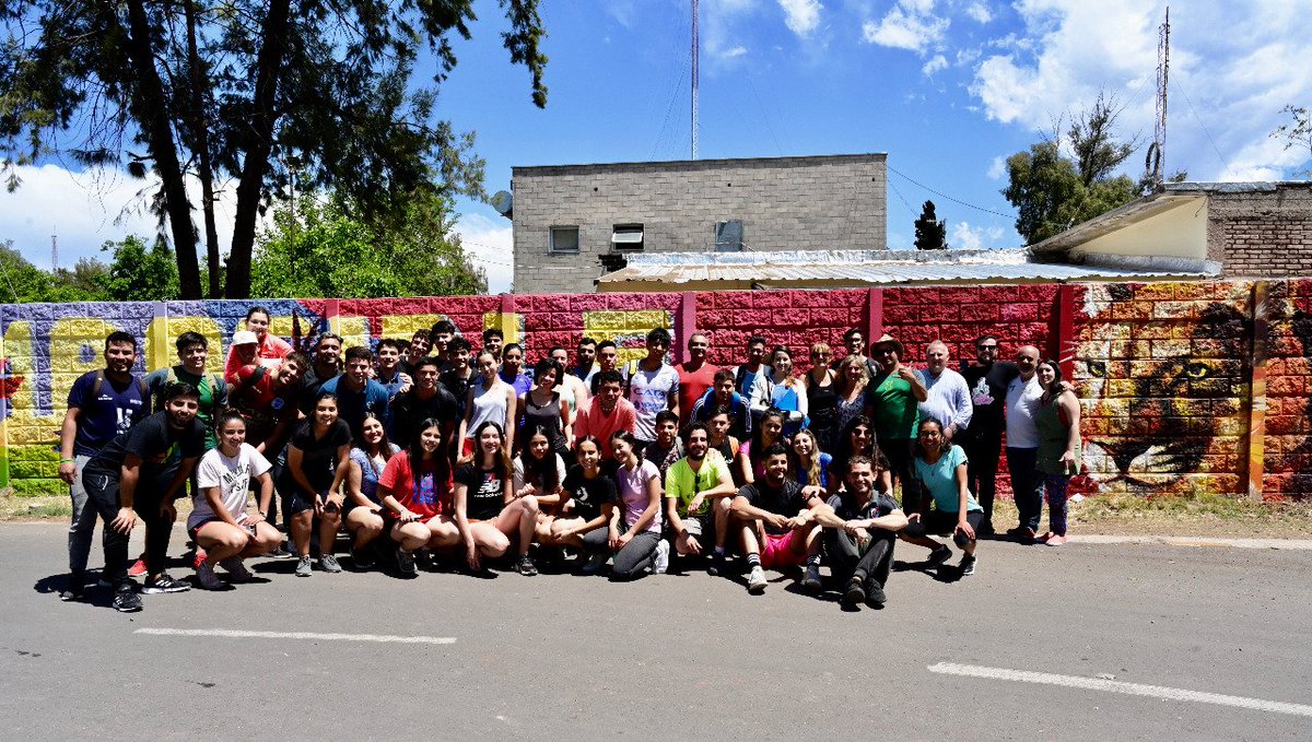 MuniGodoyCruz's tweet photo. ¡Los murales siguen embelleciendo GC!
14 años de #MuseoACieloAbierto 👏🏻
♻️ Con la temática Ciudades inteligentes y sustentables artistas realizan distintas actividades
🎨 Hoy inauguramos el mural del IEF hecho por estudiantes y docentes
#ArteGC #GCCreceConVos #WeLoveGodoyCruz https://t.co/9PvexSL4e3
