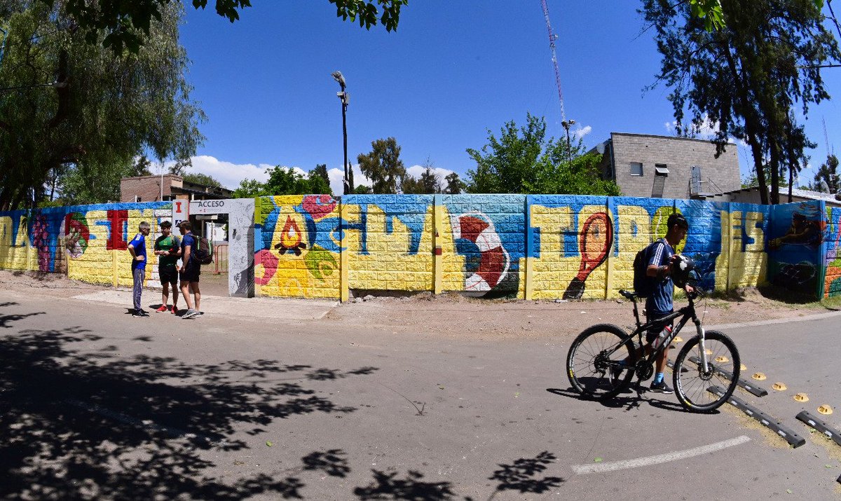 MuniGodoyCruz's tweet photo. ¡Los murales siguen embelleciendo GC!
14 años de #MuseoACieloAbierto 👏🏻
♻️ Con la temática Ciudades inteligentes y sustentables artistas realizan distintas actividades
🎨 Hoy inauguramos el mural del IEF hecho por estudiantes y docentes
#ArteGC #GCCreceConVos #WeLoveGodoyCruz https://t.co/9PvexSL4e3