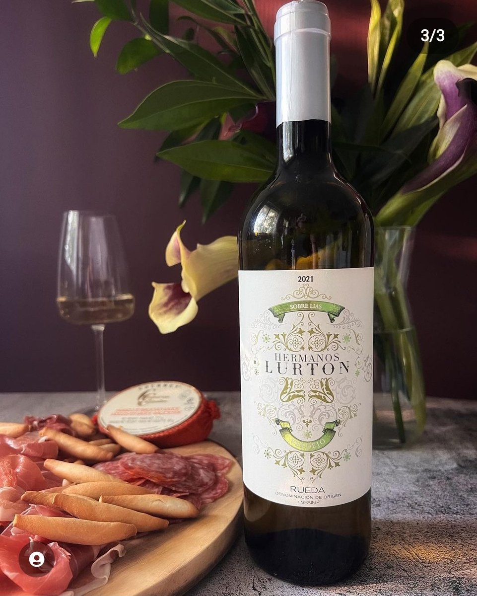 No existen fronteras para la @dorueda 😍 Desde #Montreal, @mandiwineside disfrutando de nuestro Hermanos Lurton Verdejo ¡Cheers!🥂

#hermanoslurton #verdejo
#dorueda #winelovers #enjoy #françoislurton #spanishwine #tasterueda #whitewine