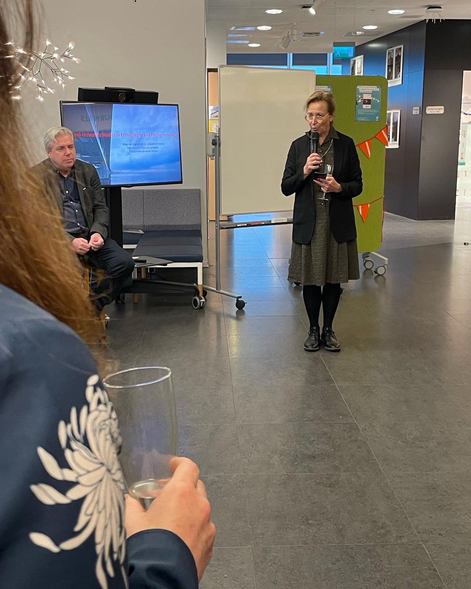 Ingrid_P07's tweet photo. Releasefest för Malmö University Press, förlag för ny tidskrift och ny bok. Bästa universitetsbiblioteket 🥳🙌🙌 #öppenvetenskap #malmöuniversitet https://t.co/CDgVL4Swed