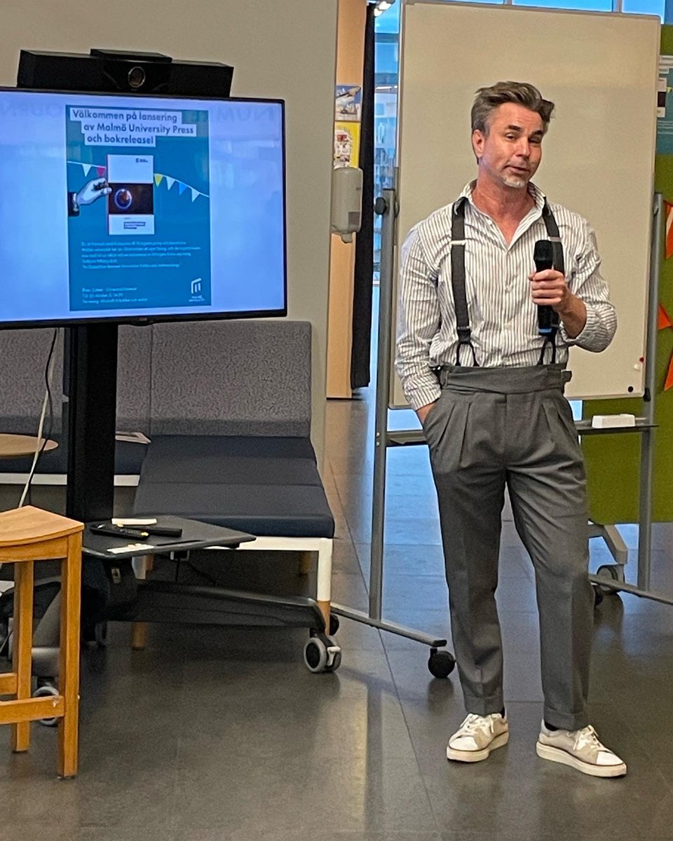 Ingrid_P07's tweet photo. Releasefest för Malmö University Press, förlag för ny tidskrift och ny bok. Bästa universitetsbiblioteket 🥳🙌🙌 #öppenvetenskap #malmöuniversitet https://t.co/CDgVL4Swed