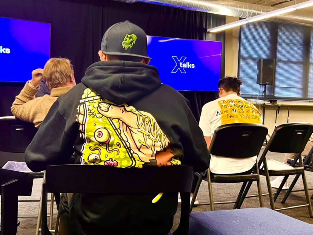 BoredOasis's tweet image. Randomly saw two apes sitting in front of me. One of them definitely went to the ApeFest 🦧🦧 @BoredApeYC