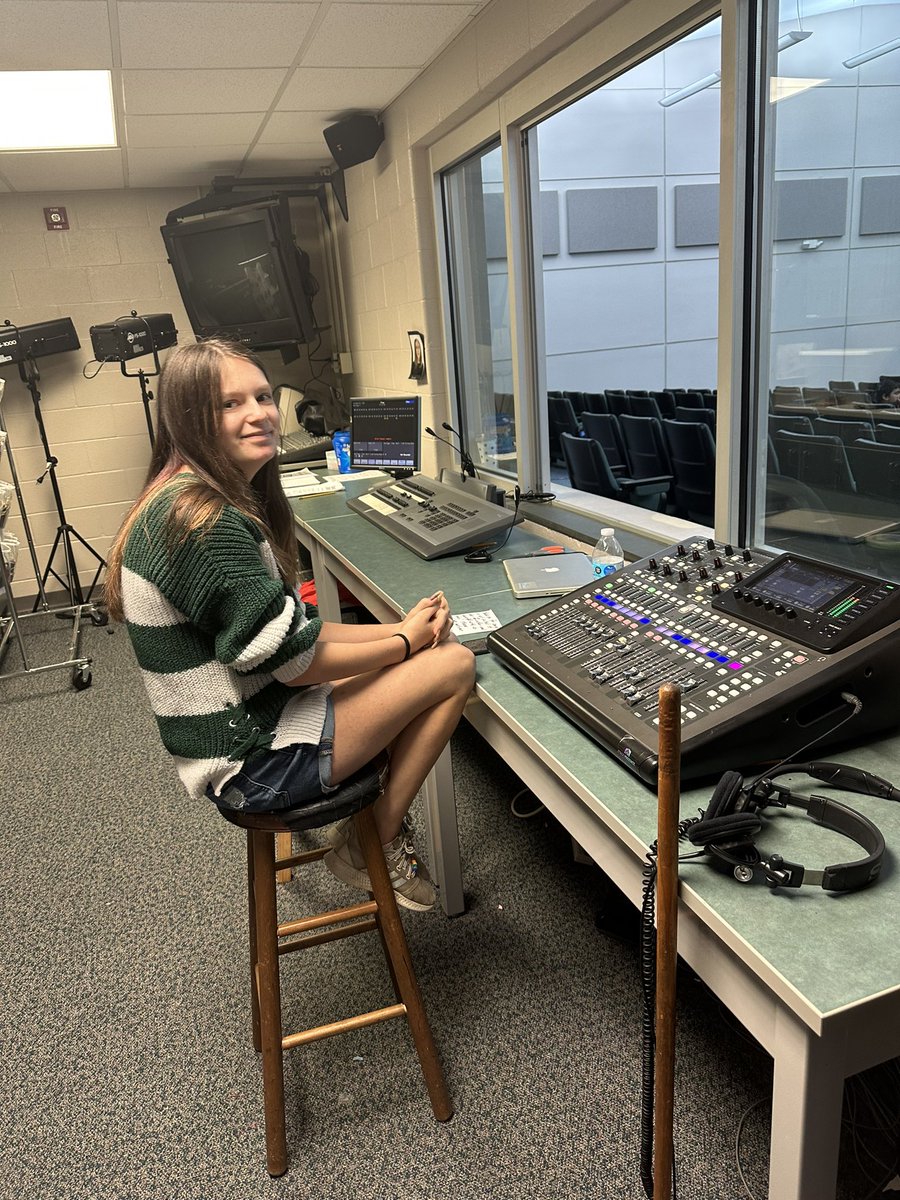 katypbridges's tweet photo. 8th grader running sound and lighting for our guest author/screenwriter @ToddGallicano #runningtheshow https://t.co/xlixdcDZpG